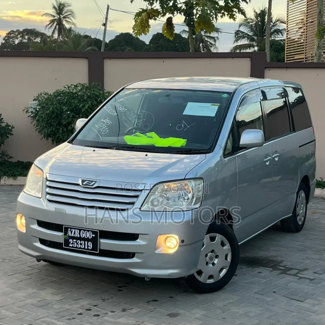 Toyota Noah 2005 Silver