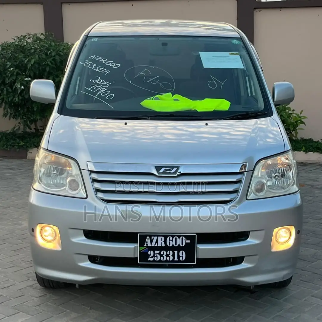 Toyota Noah 2005 Silver