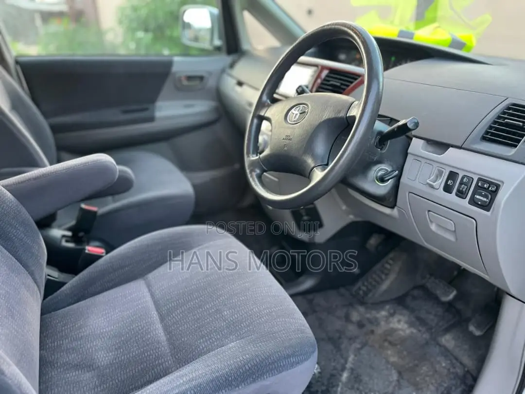 Toyota Noah 2005 Silver