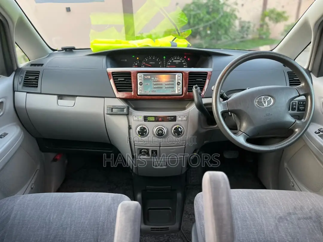 Toyota Noah 2005 Silver