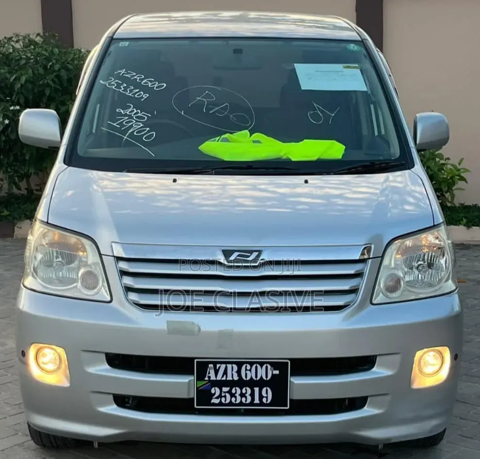 Toyota Noah 2.0 AWD (8 Seater) 2005 Silver