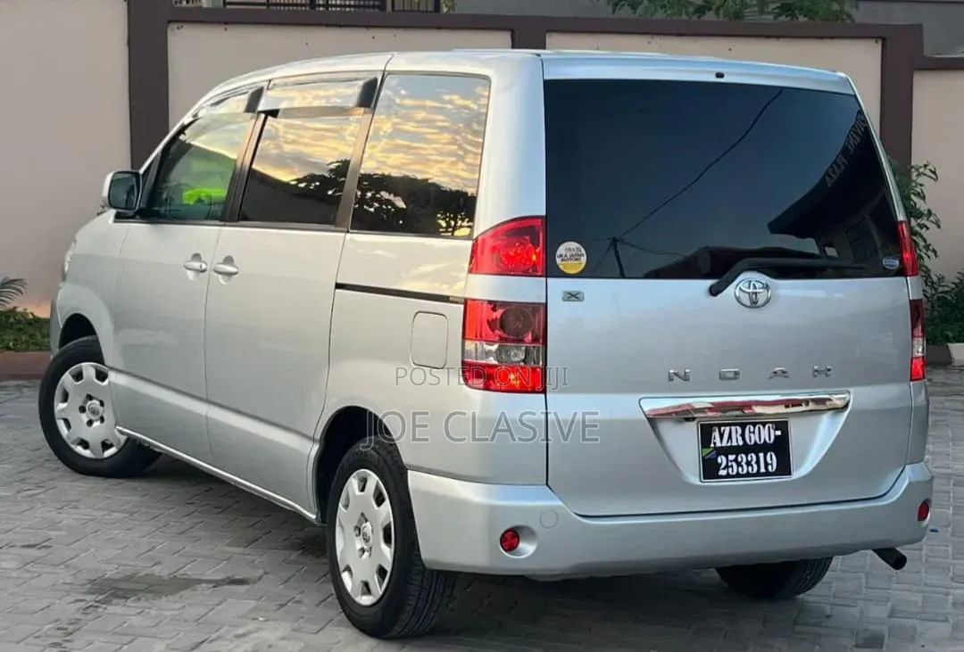 Toyota Noah 2.0 AWD (8 Seater) 2005 Silver