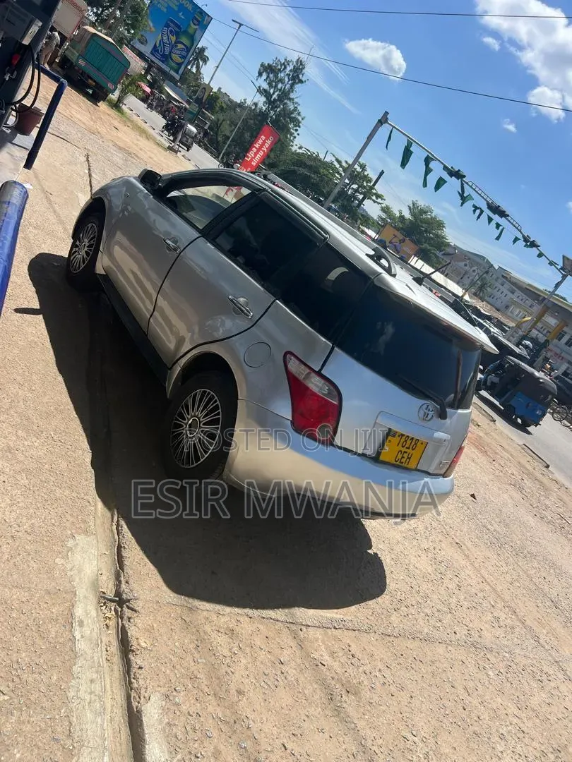 Toyota IST 2004 Silver