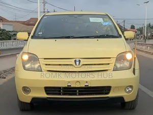 Toyota IST 2003 Yellow