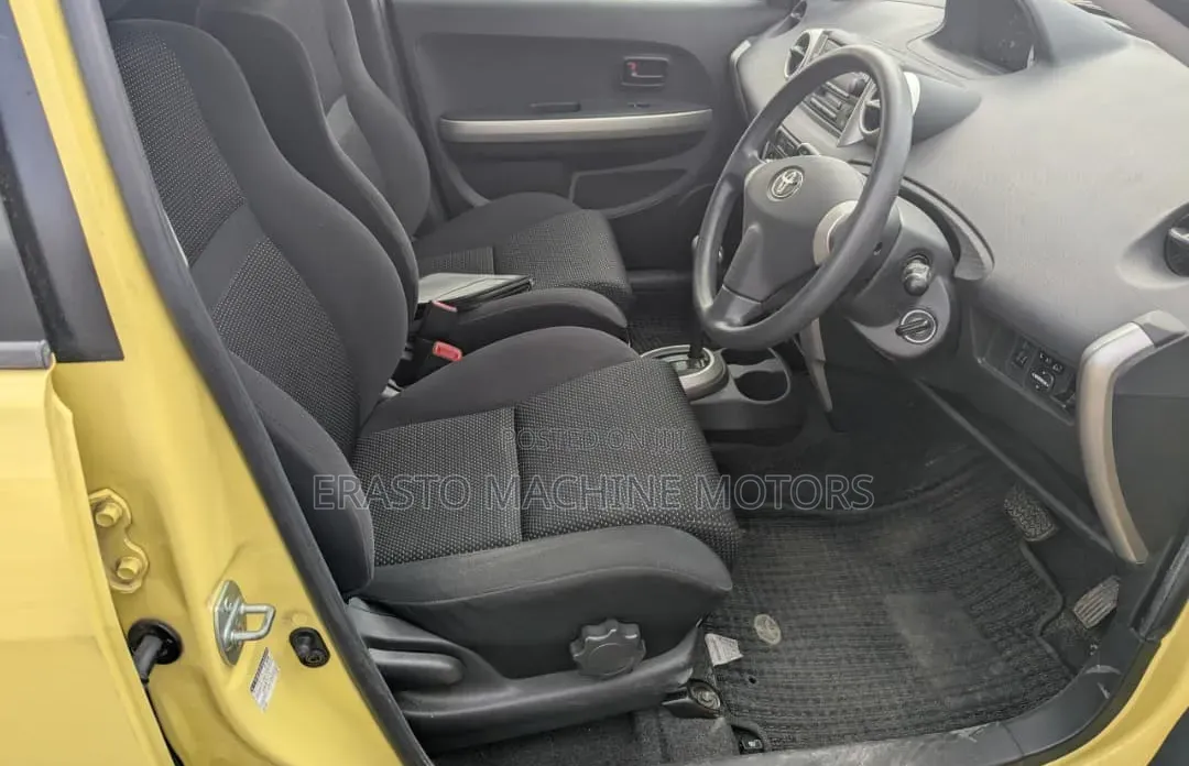 Toyota IST 2003 Yellow
