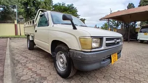 Toyota Hilux 2002 White