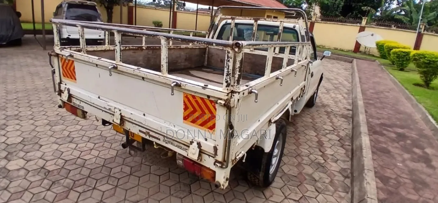 Toyota Hilux 2002 White