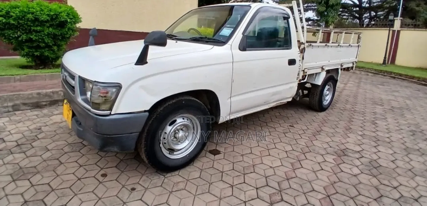 Toyota Hilux 2002 White