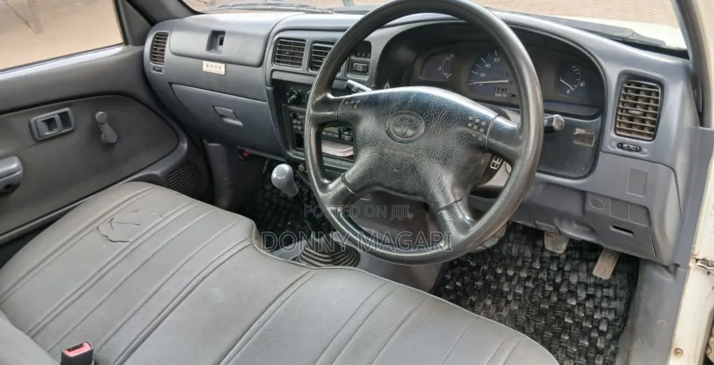 Toyota Hilux 2002 White
