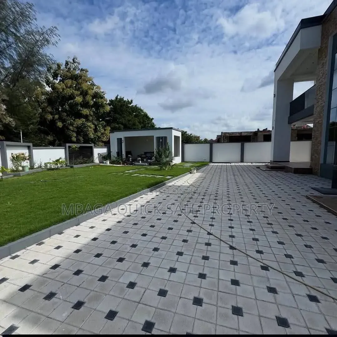6bdrm House in Mbweni for sale