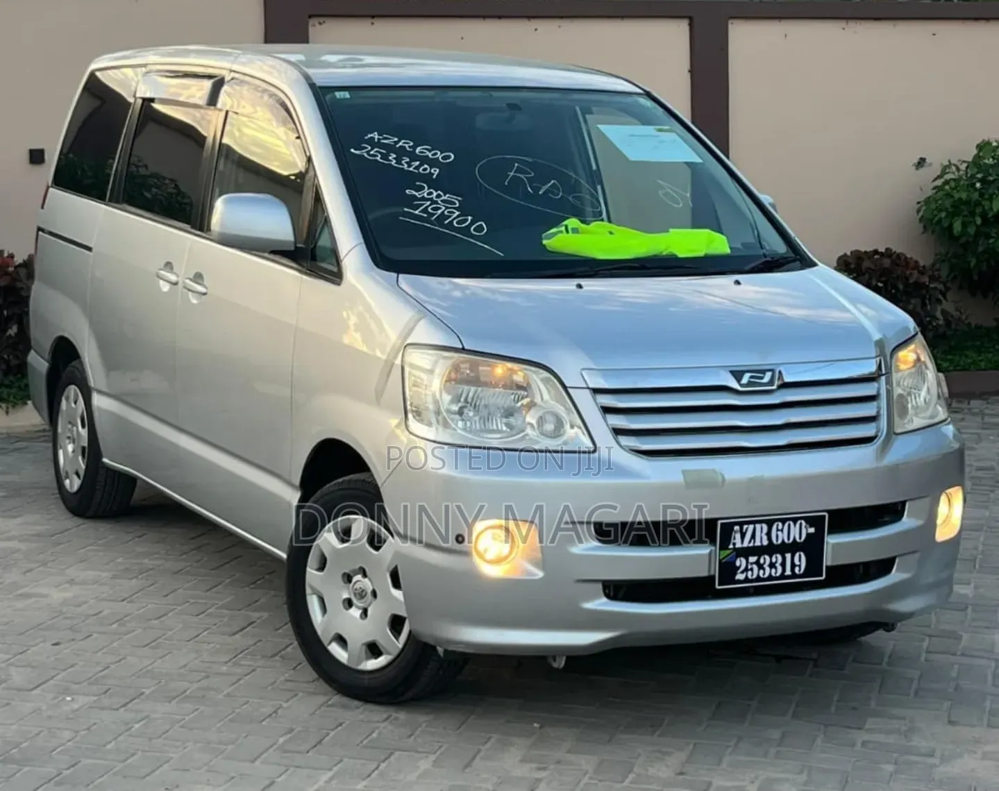 Toyota Noah 2005 Silver