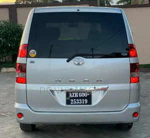 Toyota Noah 2005 Silver