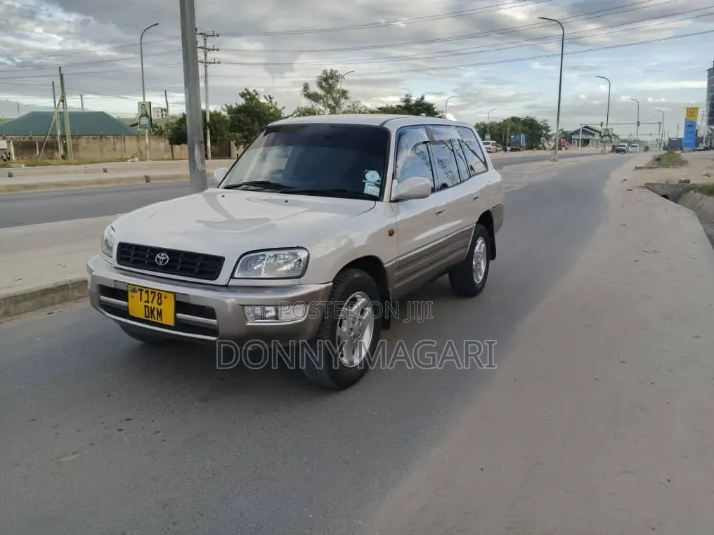 Toyota RAV4 1999 White