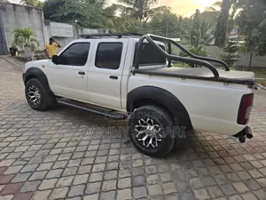 Nissan Hardbody 2016 White