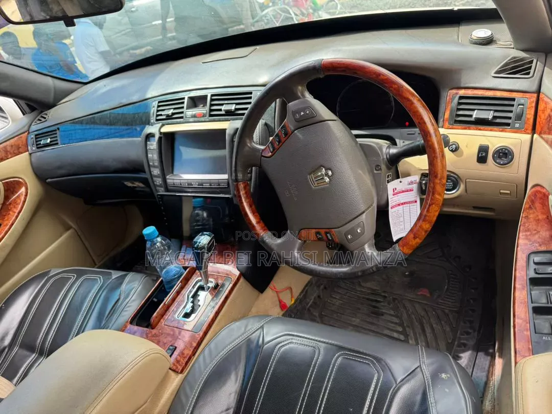 Toyota Crown 2004 White