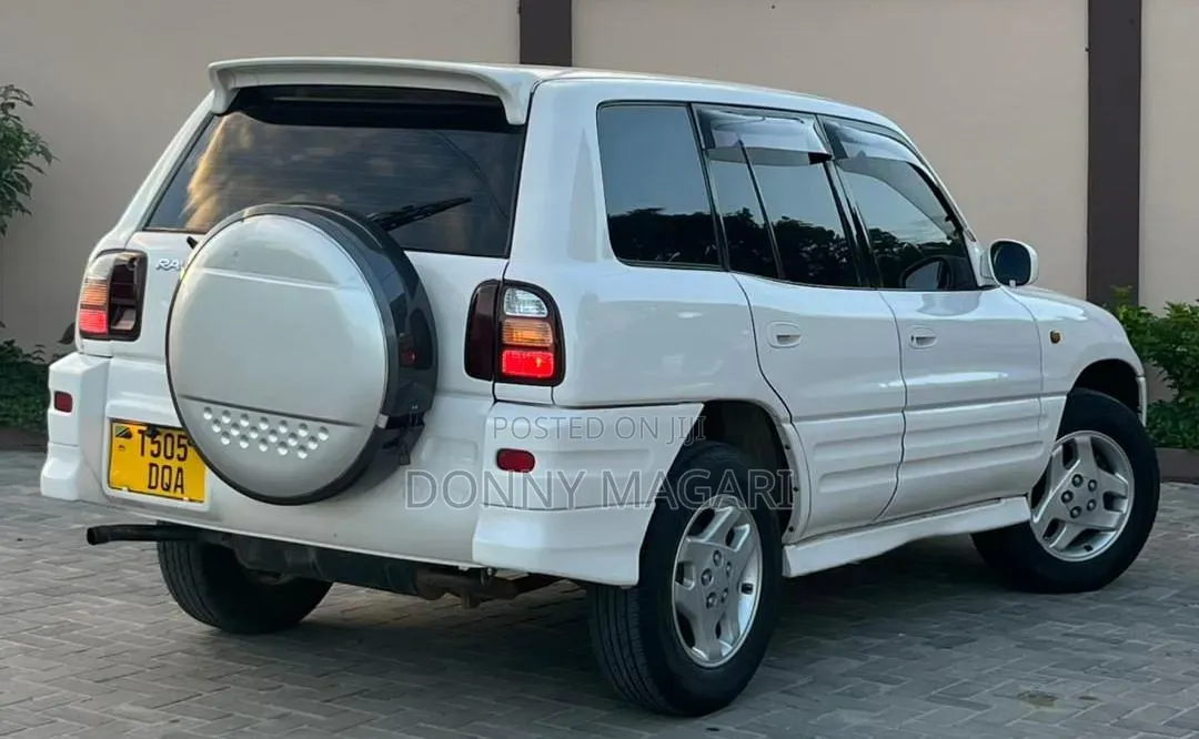 Toyota RAV4 Automatic 2000 White