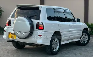 Toyota RAV4 Automatic 2000 White