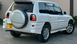 Toyota RAV4 Automatic 2000 White
