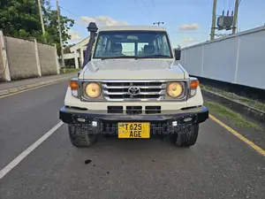 Toyota Land Cruiser 1999 White
