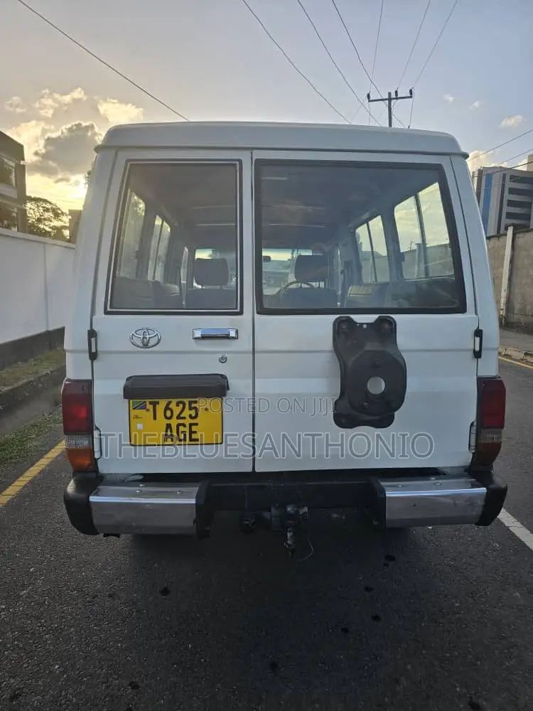 Toyota Land Cruiser 1999 White