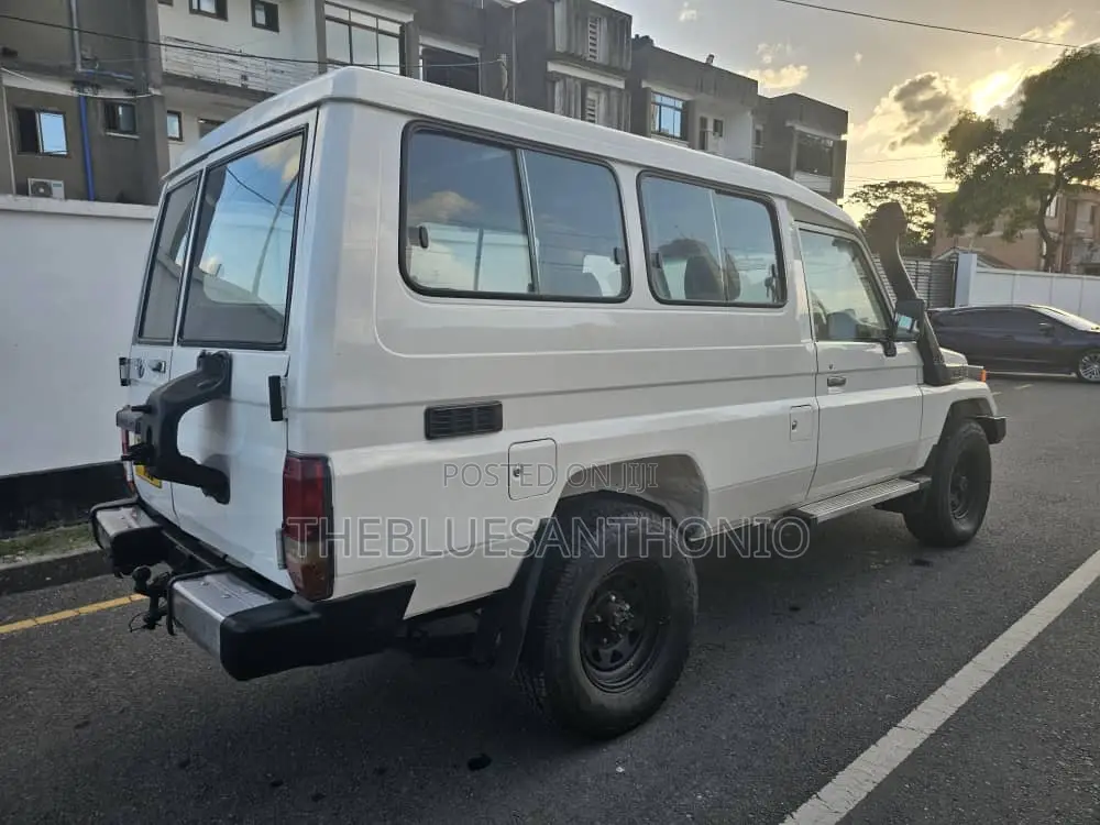 Toyota Land Cruiser 1999 White