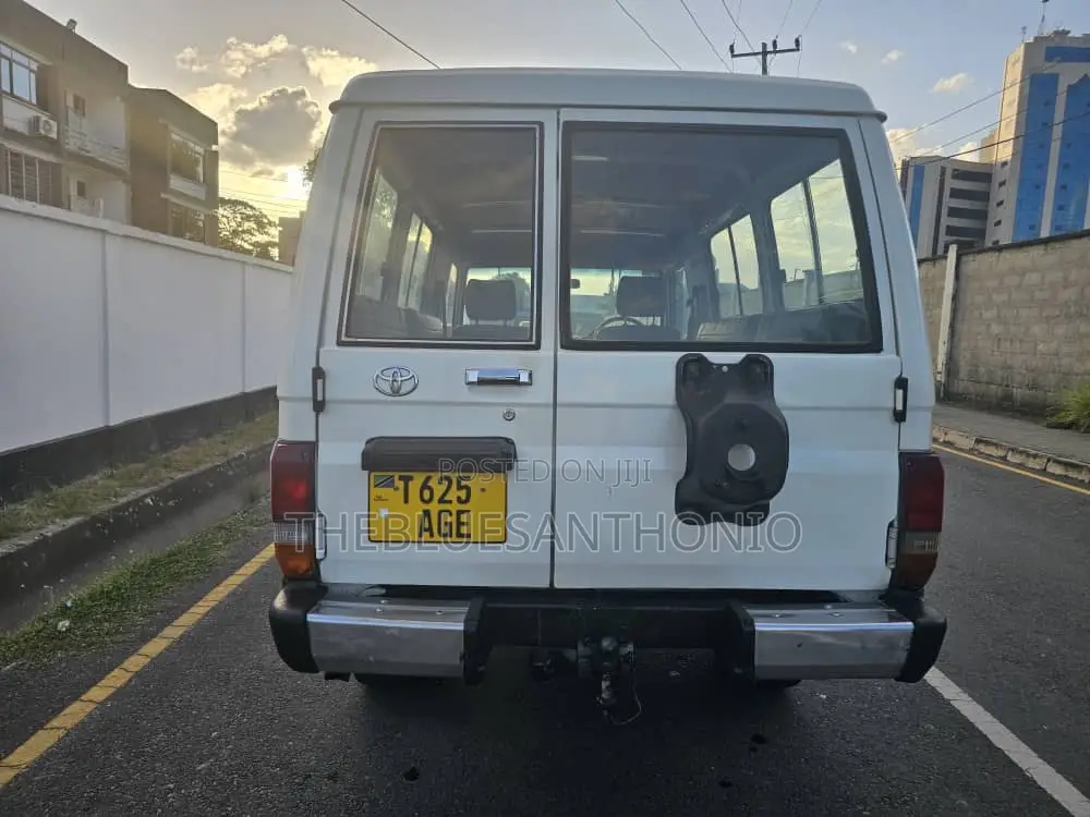 Toyota Land Cruiser 1999 White