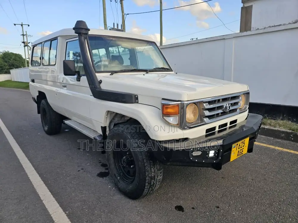 Toyota Land Cruiser 1999 White