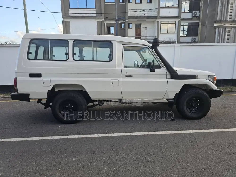 Toyota Land Cruiser 1999 White