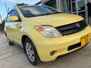 Toyota IST 2003 Yellow
