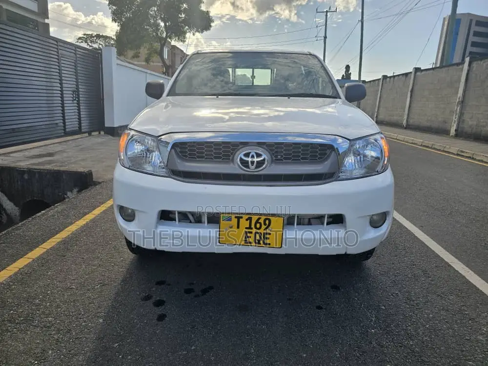 Toyota Hilux 2006 White