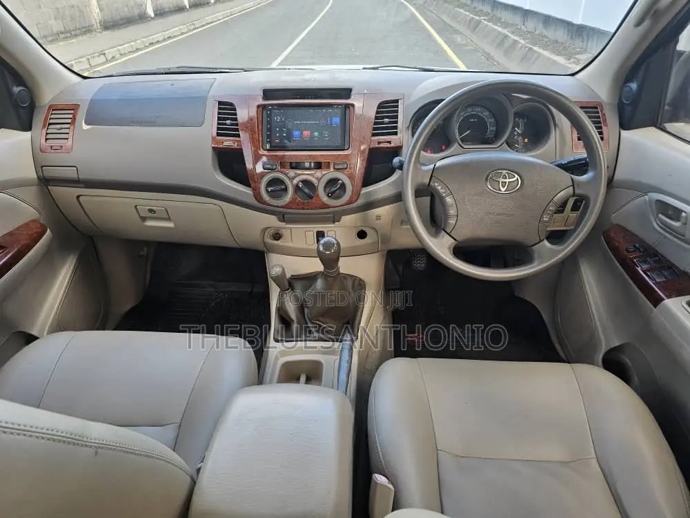 Toyota Hilux 2006 White