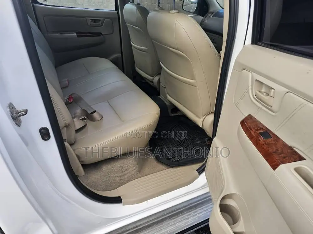 Toyota Hilux 2006 White