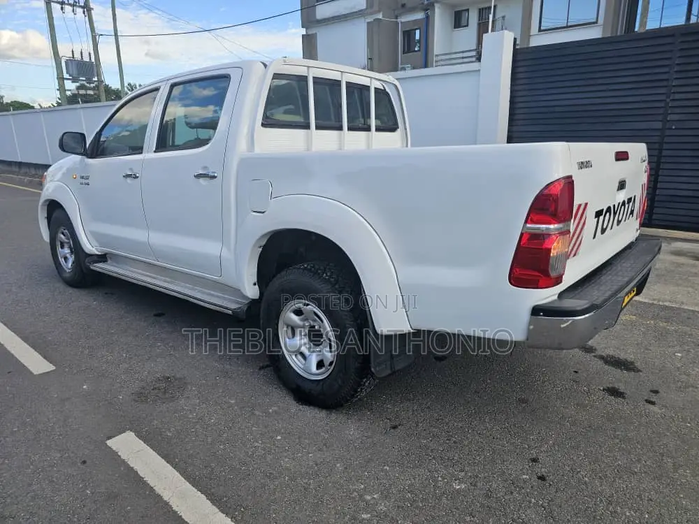 Toyota Hilux 2006 White