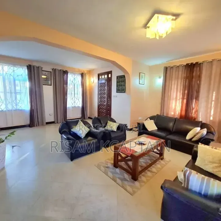 5bdrm House in Dalali Makini Boko for rent