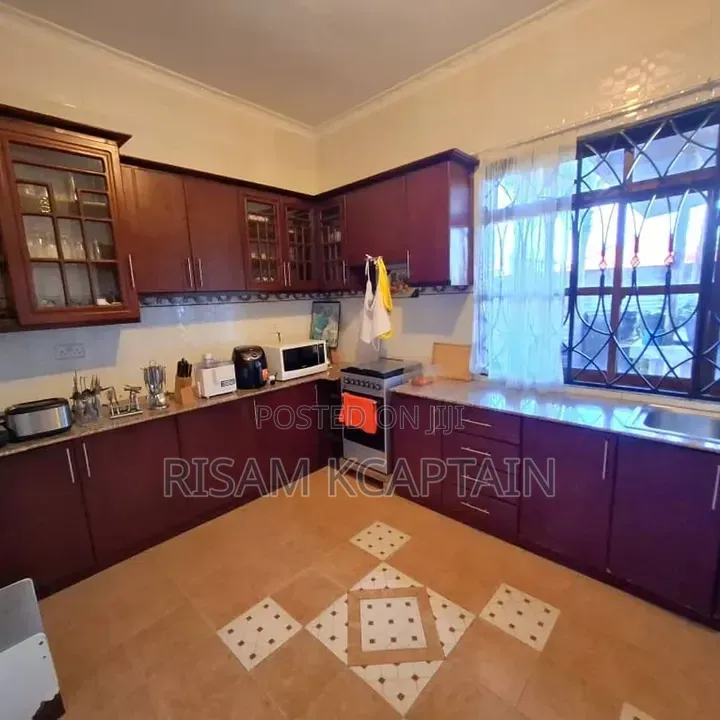 5bdrm House in Dalali Makini Boko for rent