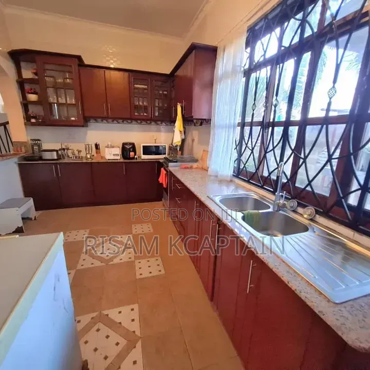 5bdrm House in Dalali Makini Boko for rent