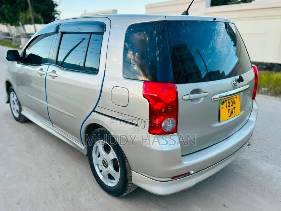 Toyota Raum 2005 Silver