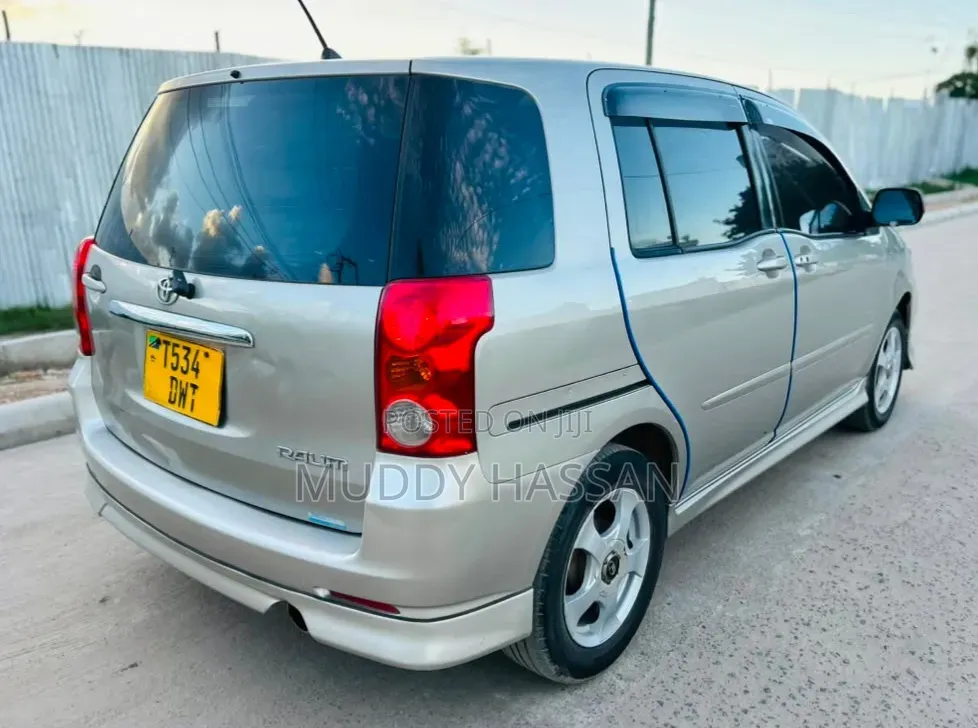 Toyota Raum 2005 Silver