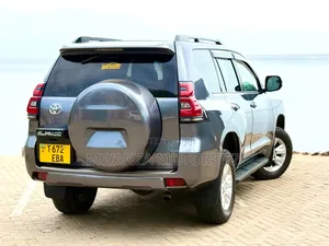Toyota Land Cruiser Prado 2017 Gray