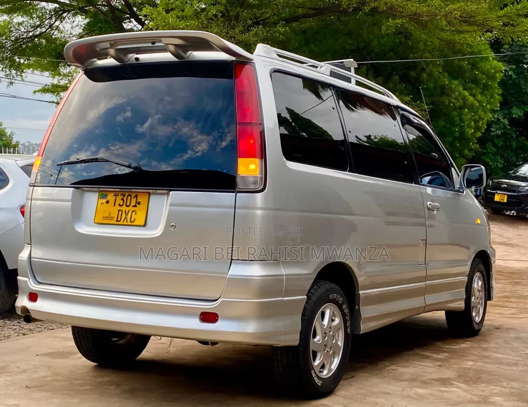 Toyota Noah 2005 Silver