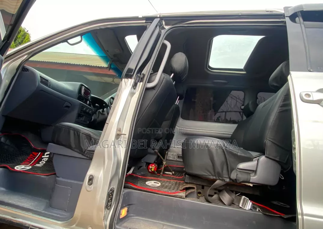 Toyota Noah 2005 Silver