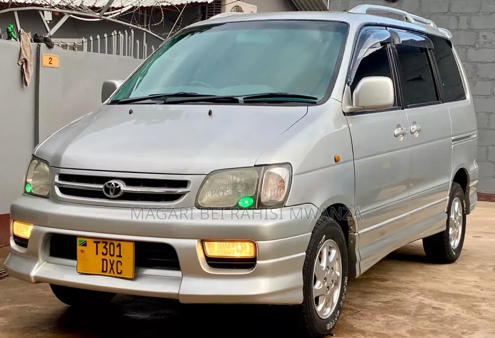Toyota Noah 2005 Silver
