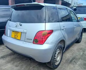 Toyota IST 2005 Silver