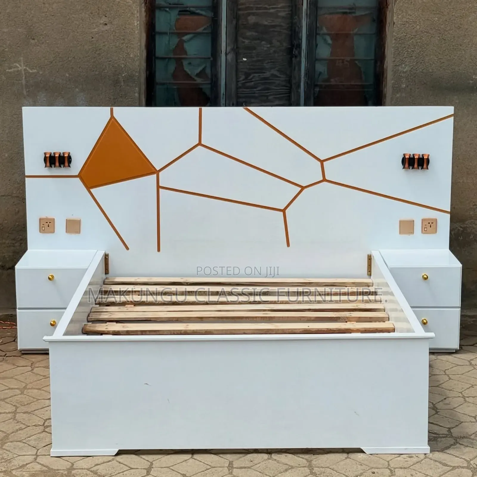 Kitanda Cha Mbao Ngumu Cha Taa Na Bedsides Mbili Ni 5/6