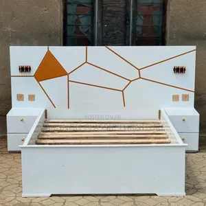 Kitanda Cha Mbao Ngumu Cha Taa Na Bedsides Mbili Ni 5/6