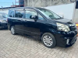 Toyota Noah 2.0 143hp AWD (7 Seater) 2013 Black