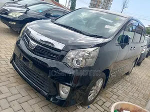Toyota Noah 2.0 143hp AWD (7 Seater) 2013 Black