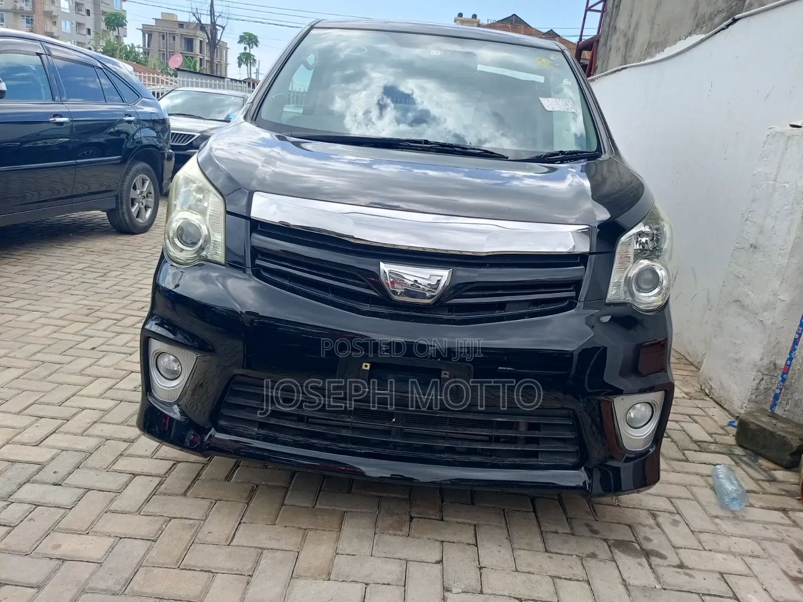 Toyota Noah 2.0 143hp AWD (7 Seater) 2013 Black