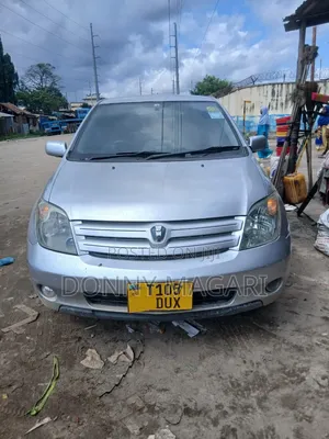 Toyota IST 2004 Silver
