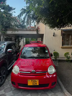 Toyota Sienta 2005 Red